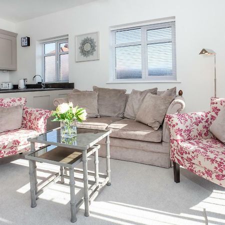 White House Apartments-Free Parking 1 Car Per Apartment York Exterior photo