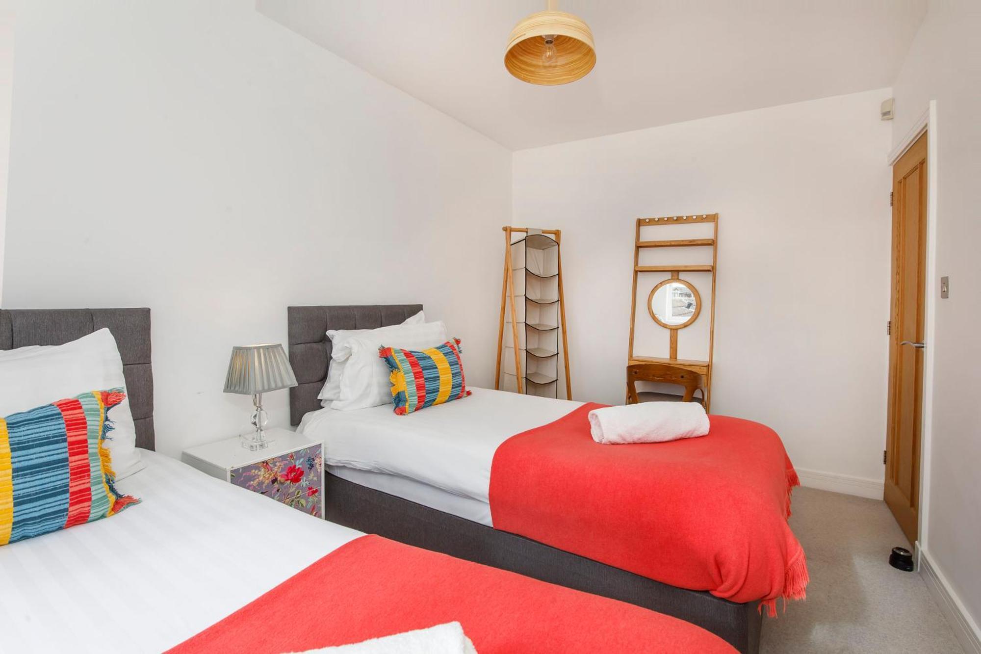 White House Apartments-Free Parking 1 Car Per Apartment York Exterior photo