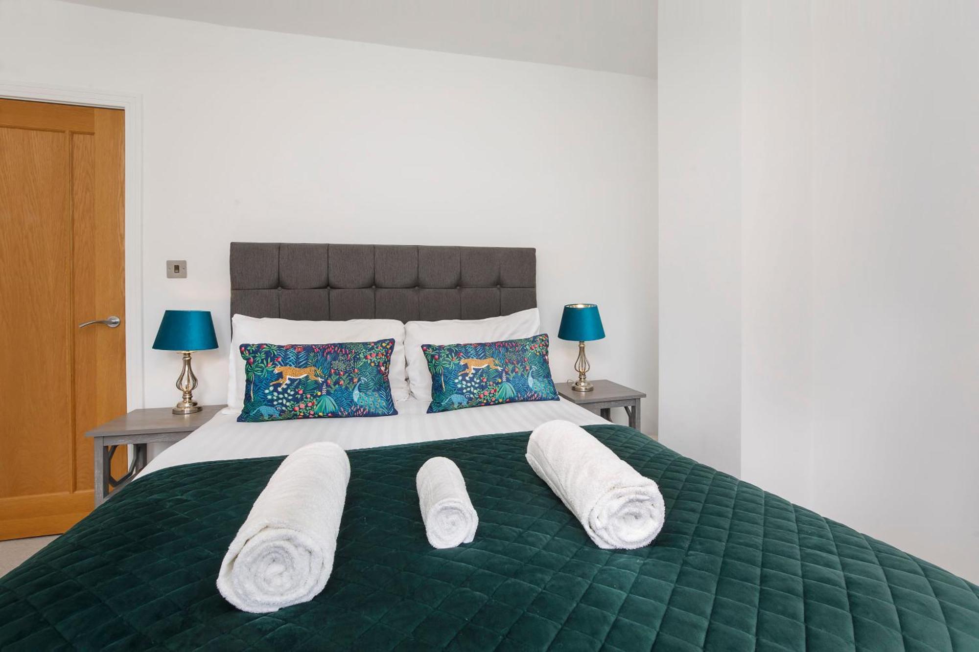 White House Apartments-Free Parking 1 Car Per Apartment York Exterior photo