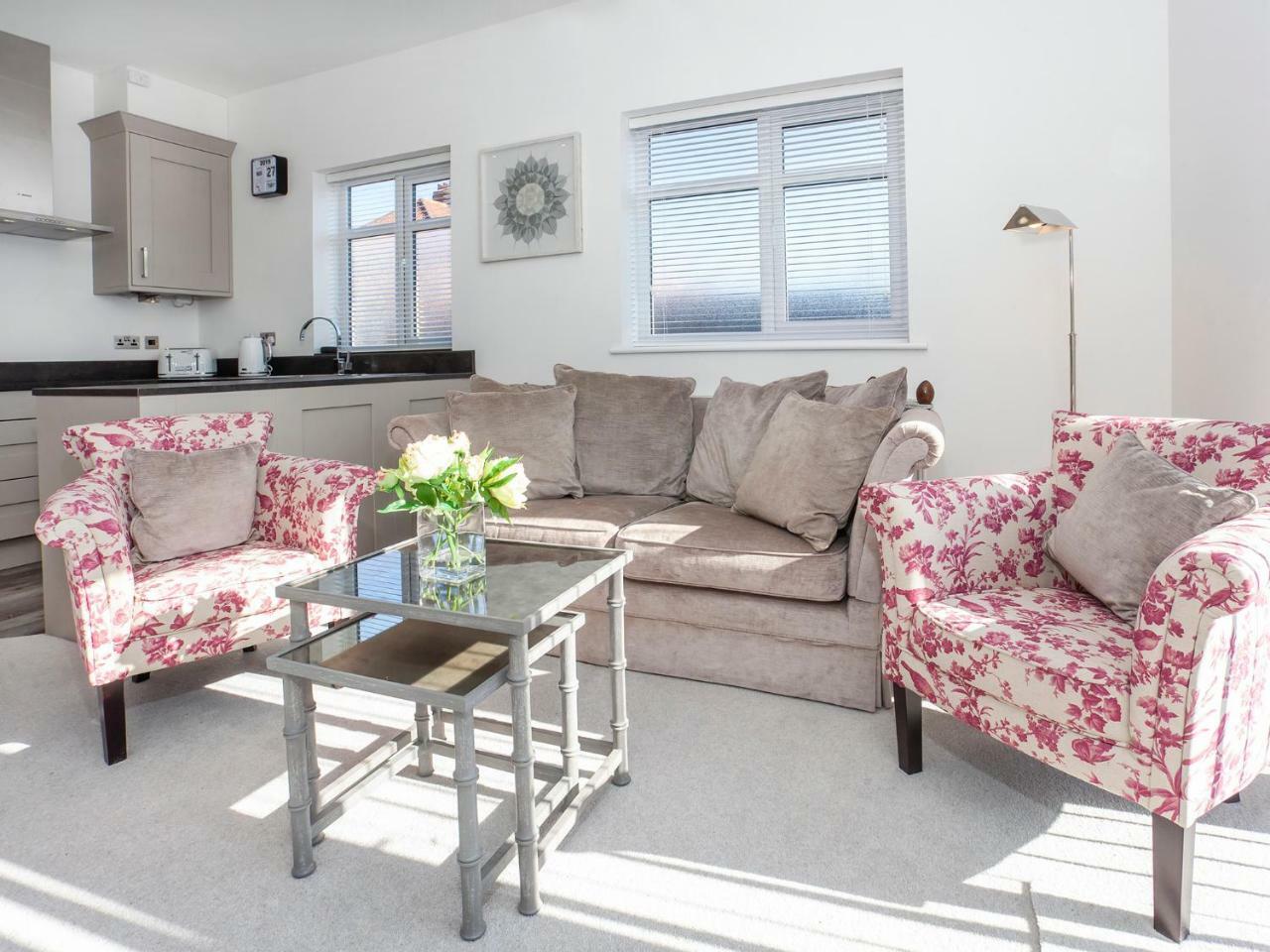 White House Apartments-Free Parking 1 Car Per Apartment York Exterior photo