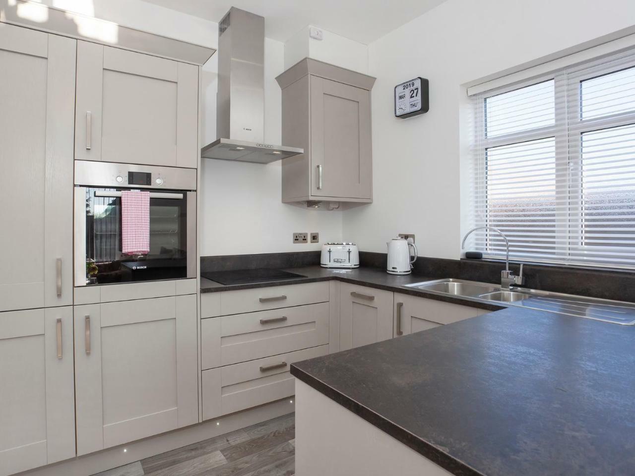 White House Apartments-Free Parking 1 Car Per Apartment York Exterior photo