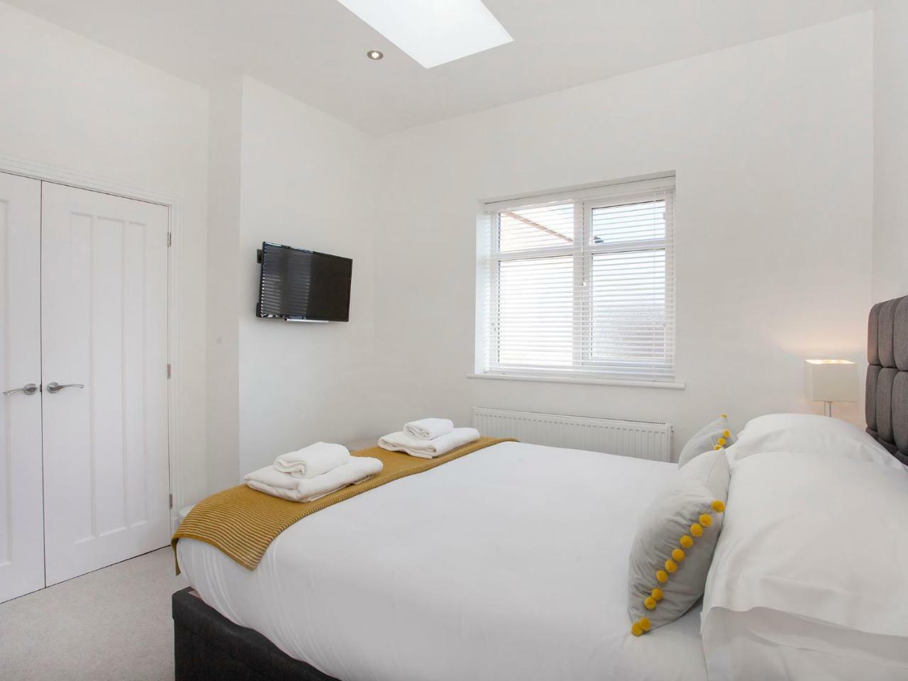 White House Apartments-Free Parking 1 Car Per Apartment York Exterior photo