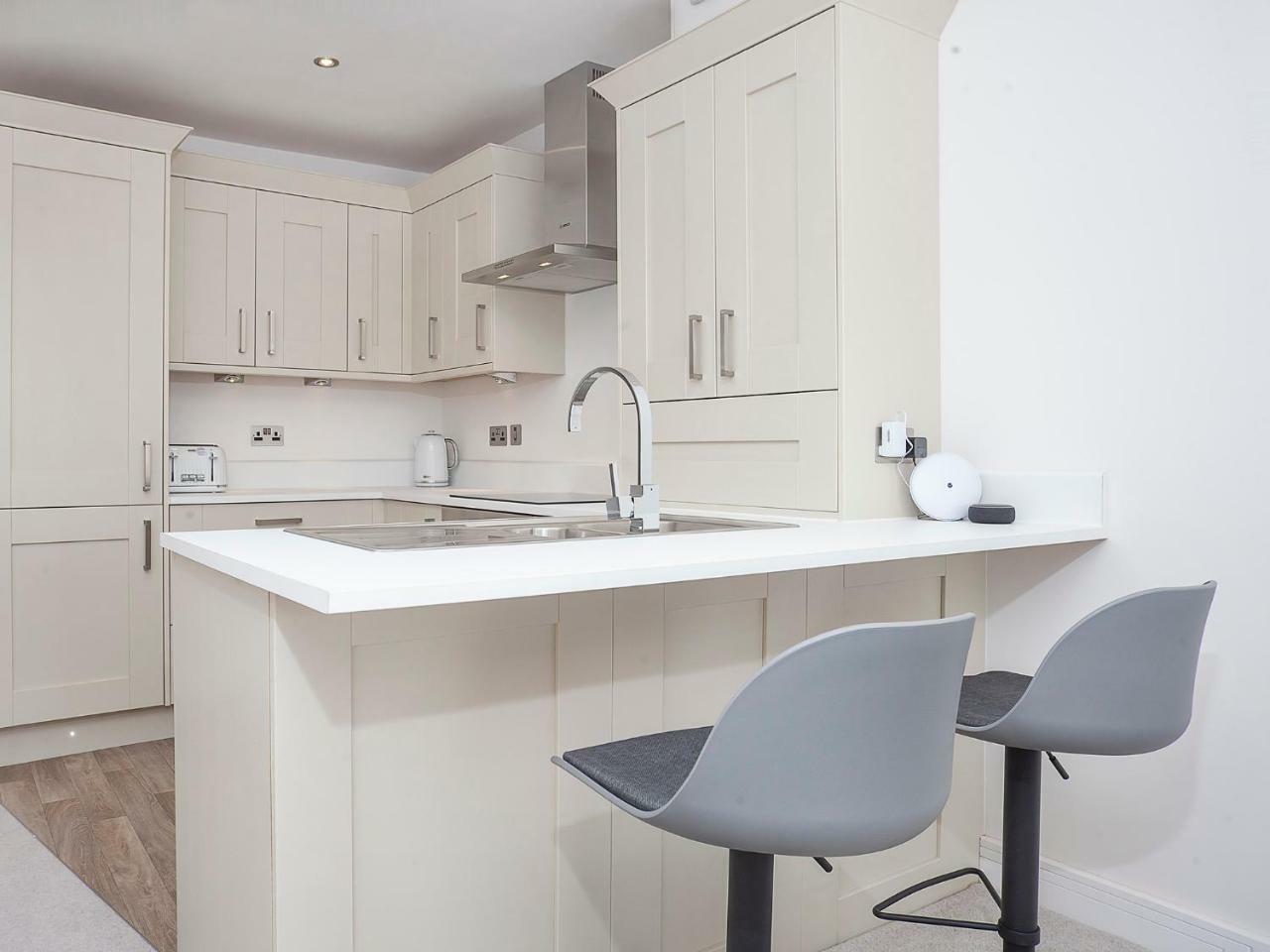 White House Apartments-Free Parking 1 Car Per Apartment York Exterior photo