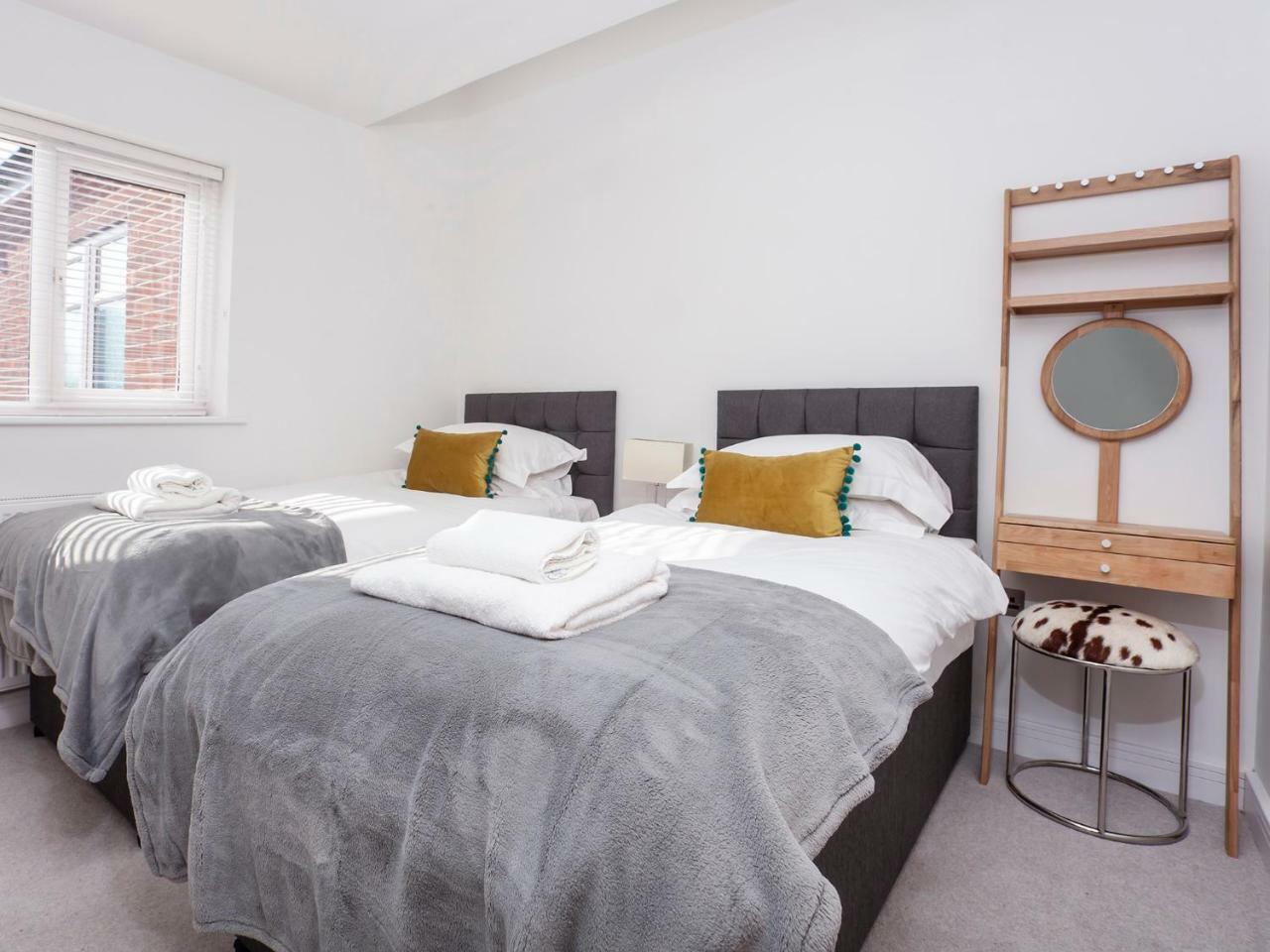 White House Apartments-Free Parking 1 Car Per Apartment York Exterior photo