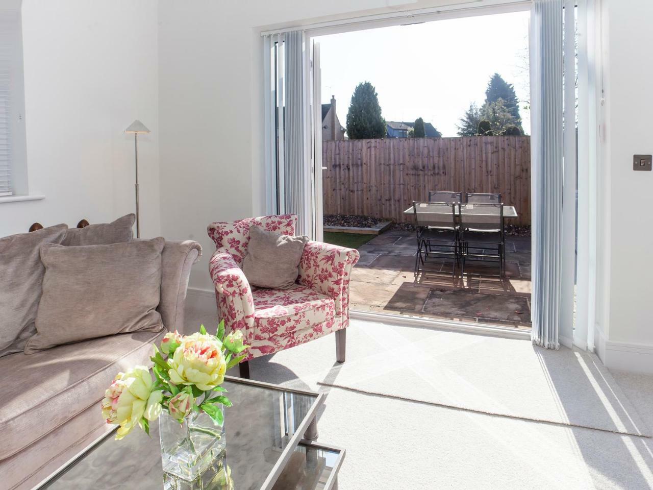 White House Apartments-Free Parking 1 Car Per Apartment York Exterior photo