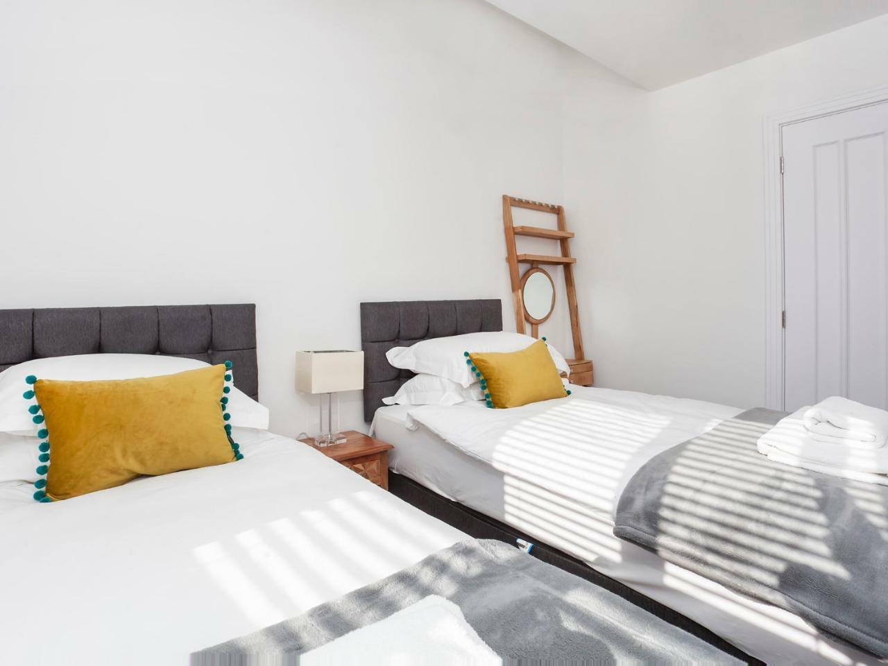 White House Apartments-Free Parking 1 Car Per Apartment York Exterior photo