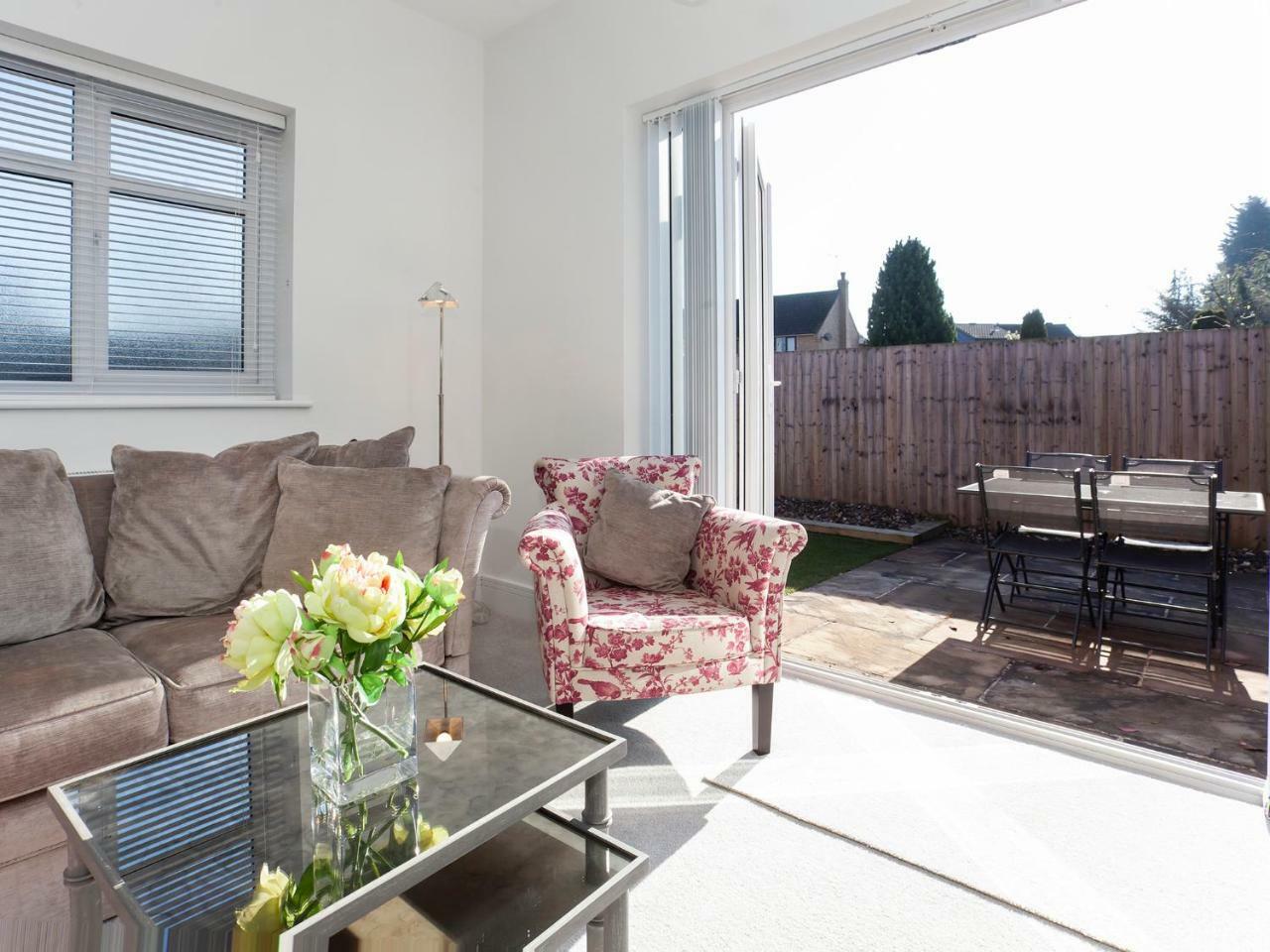 White House Apartments-Free Parking 1 Car Per Apartment York Exterior photo