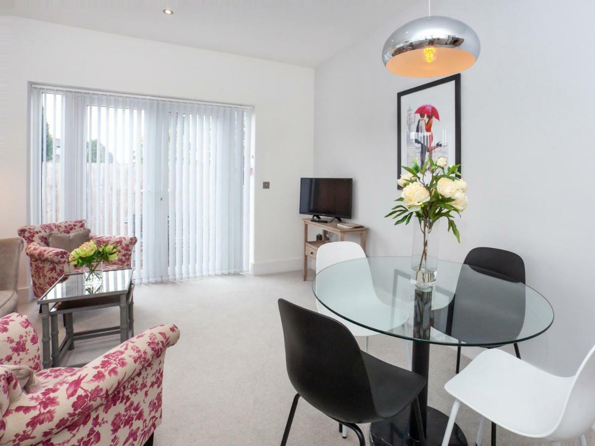 White House Apartments-Free Parking 1 Car Per Apartment York Exterior photo