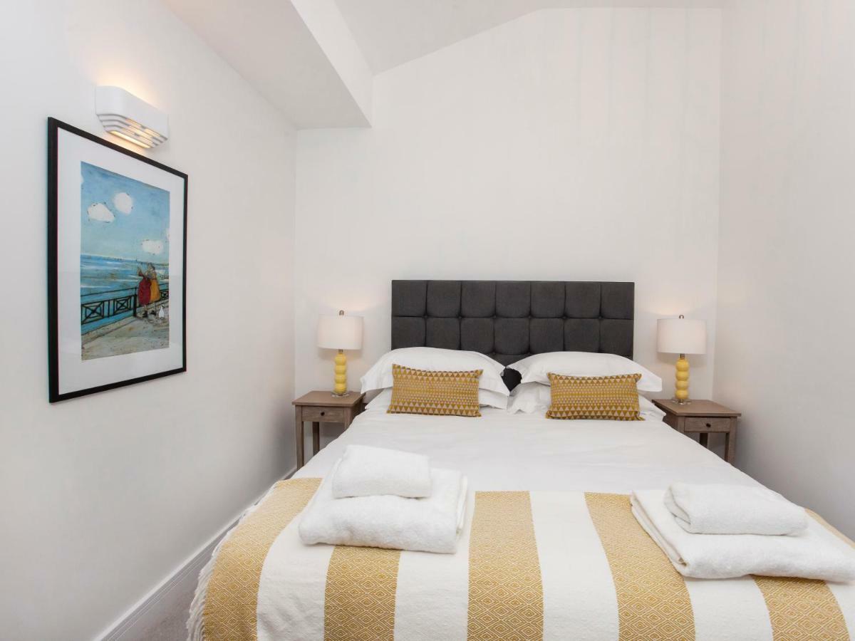 White House Apartments-Free Parking 1 Car Per Apartment York Exterior photo